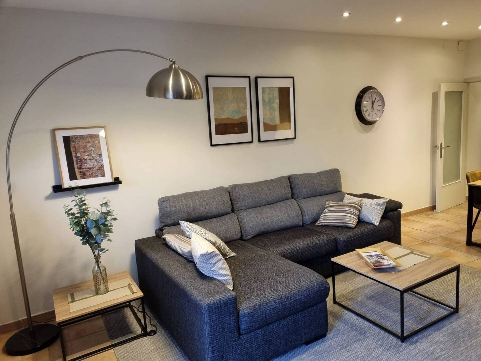 Sala d'estar de Pis de lloguer en  Logroño amb Aire condicionat, Moblat i TV