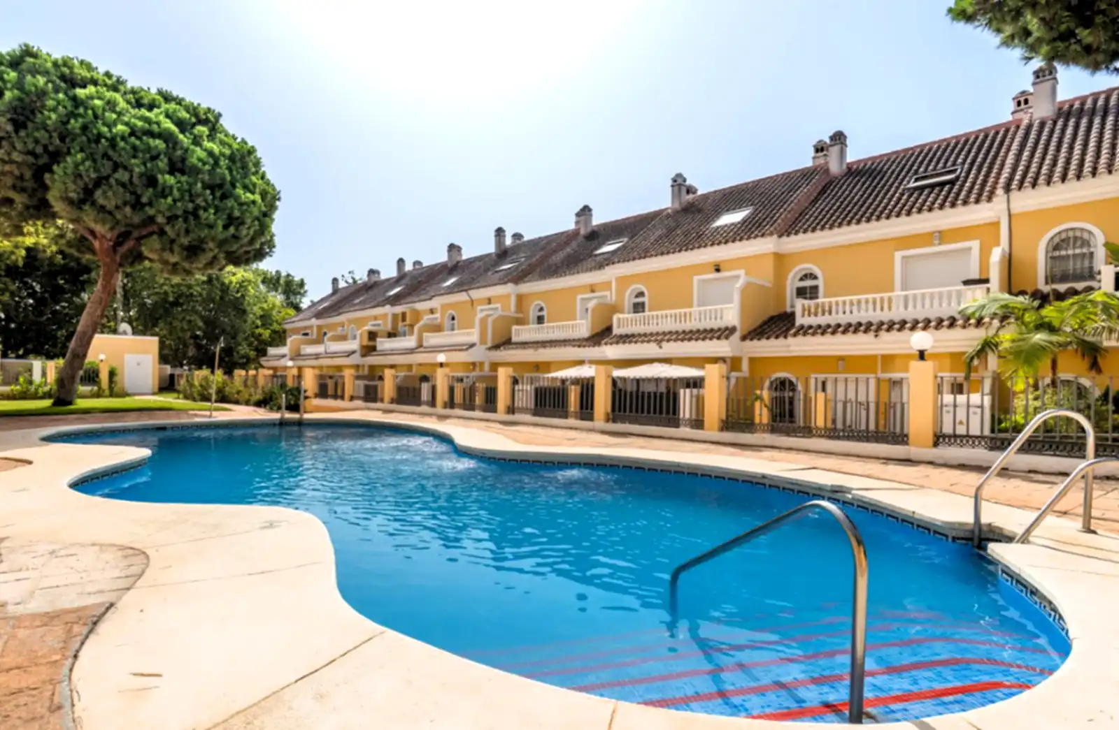 Vista exterior de Casa adosada en venda en Mijas amb Aire condicionat, Jardí privat i Terrassa