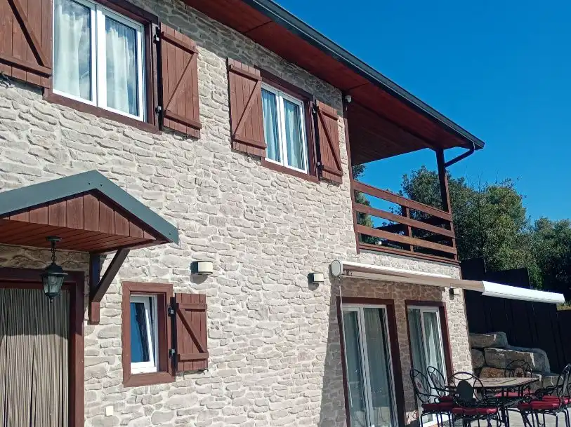 Vista exterior de Casa o xalet en venda en Sant Cugat del Vallès amb Terrassa, Piscina i Balcó