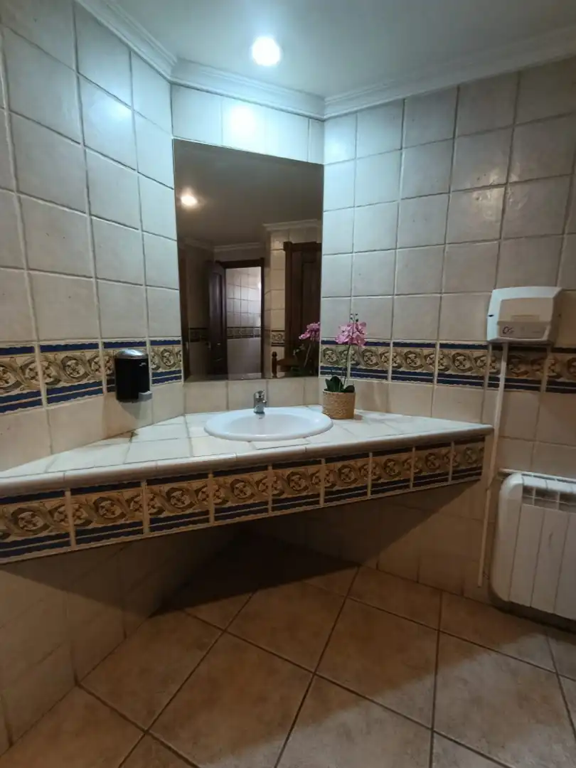 Badezimmer von Geschaftsraum zum Verkauf in Albalate de Zorita mit Klimaanlage, Heizung und Terrasse