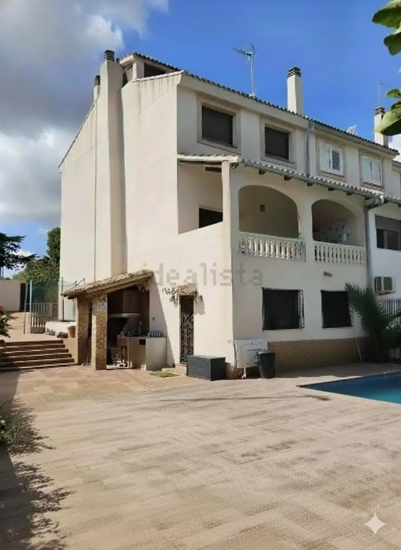 Vista exterior de Casa adosada en venta en Torrent con Jardín privado, Terraza y Piscina