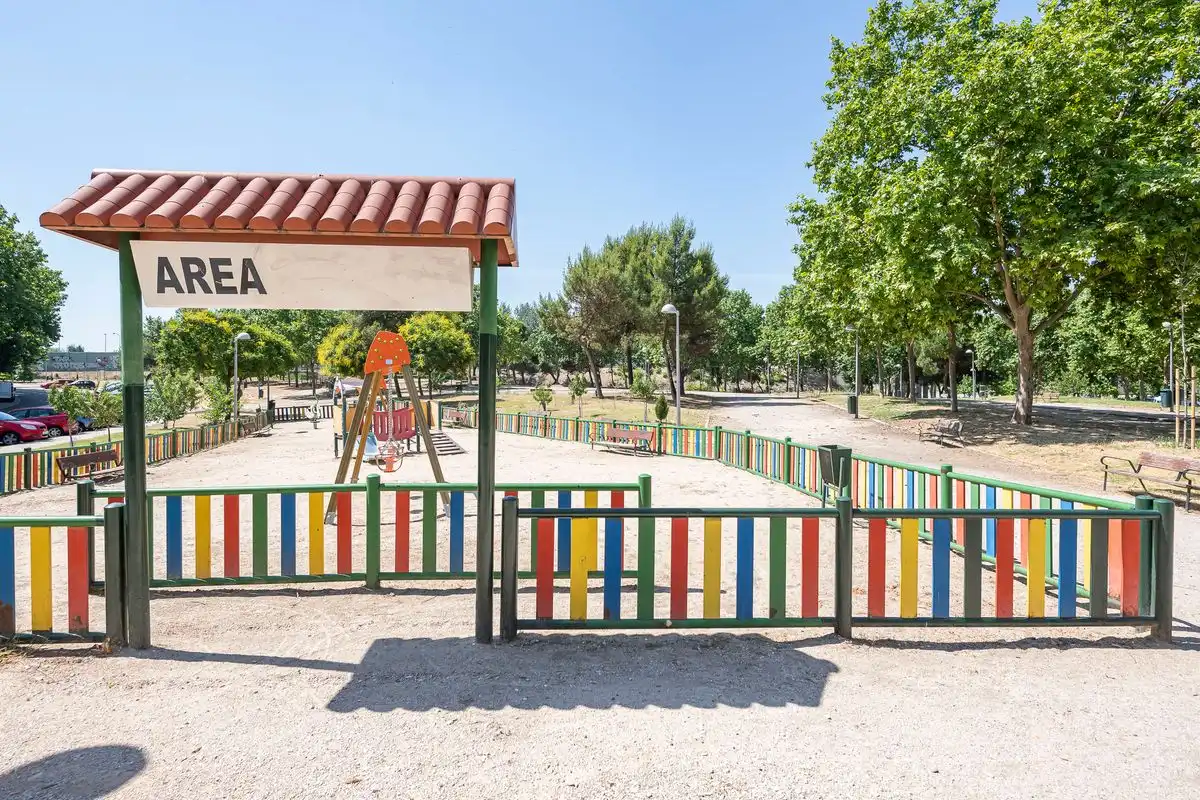 Vista exterior de Planta baixa en venda en Madrid amb Aire condicionat, Calefacció i Jardí privat