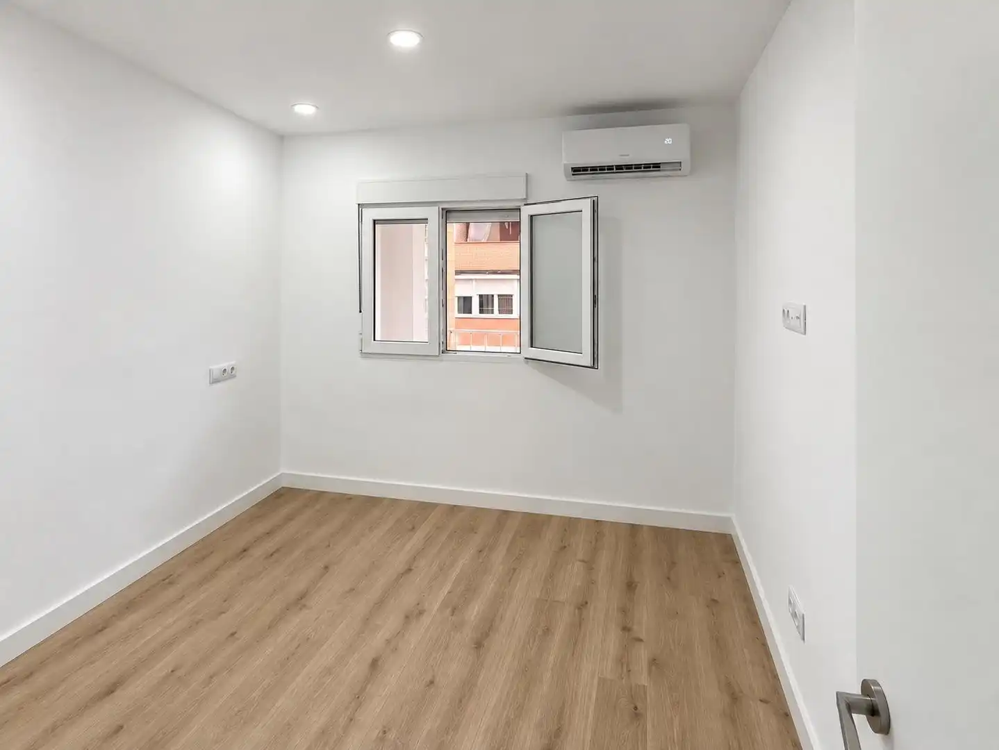 Schlafzimmer von Wohnung zum Verkauf in Latina