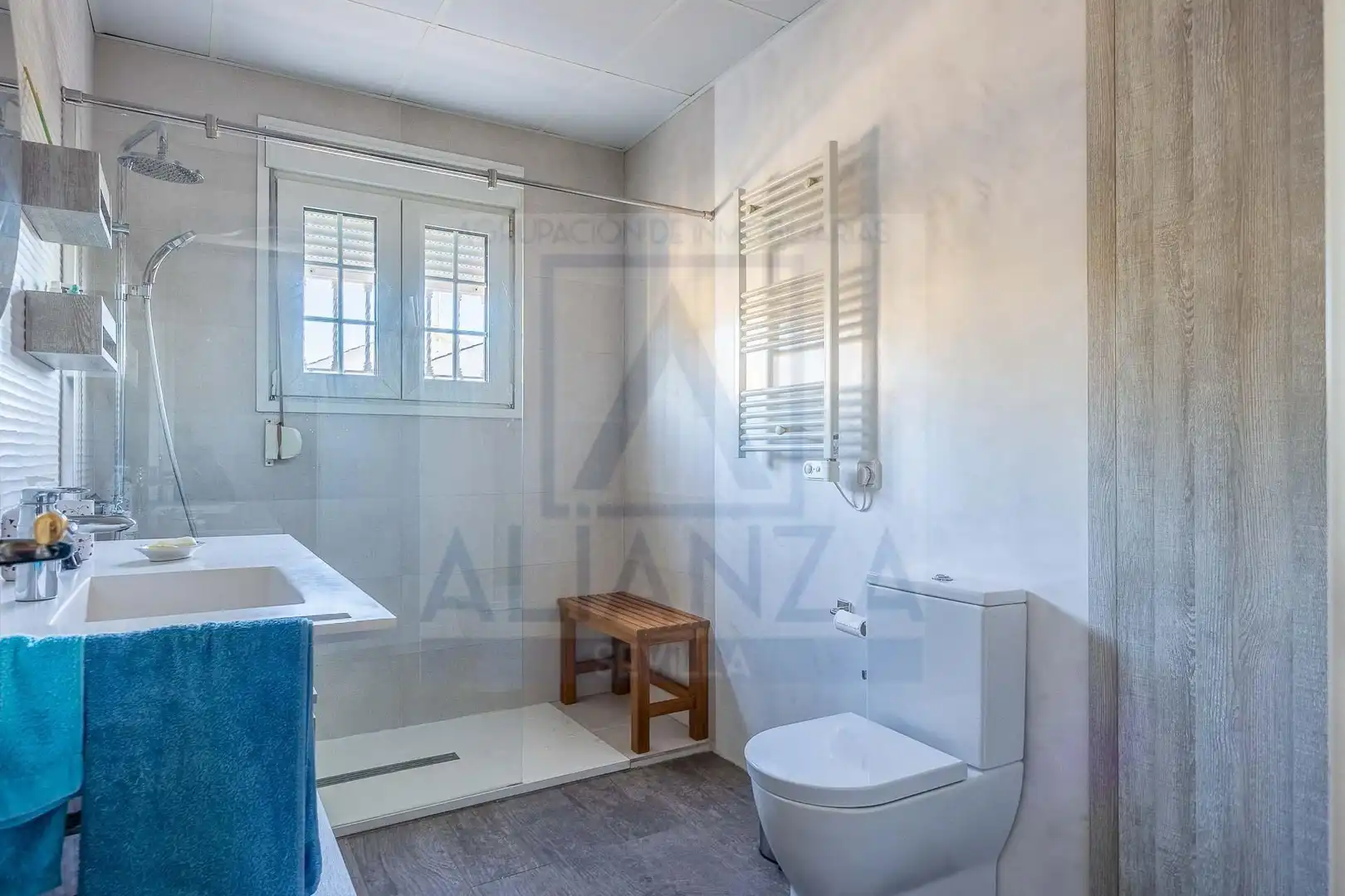 Bathroom of Houses for sale in Valencina de la Concepción  with Air Conditioner, Private garden and Community pool