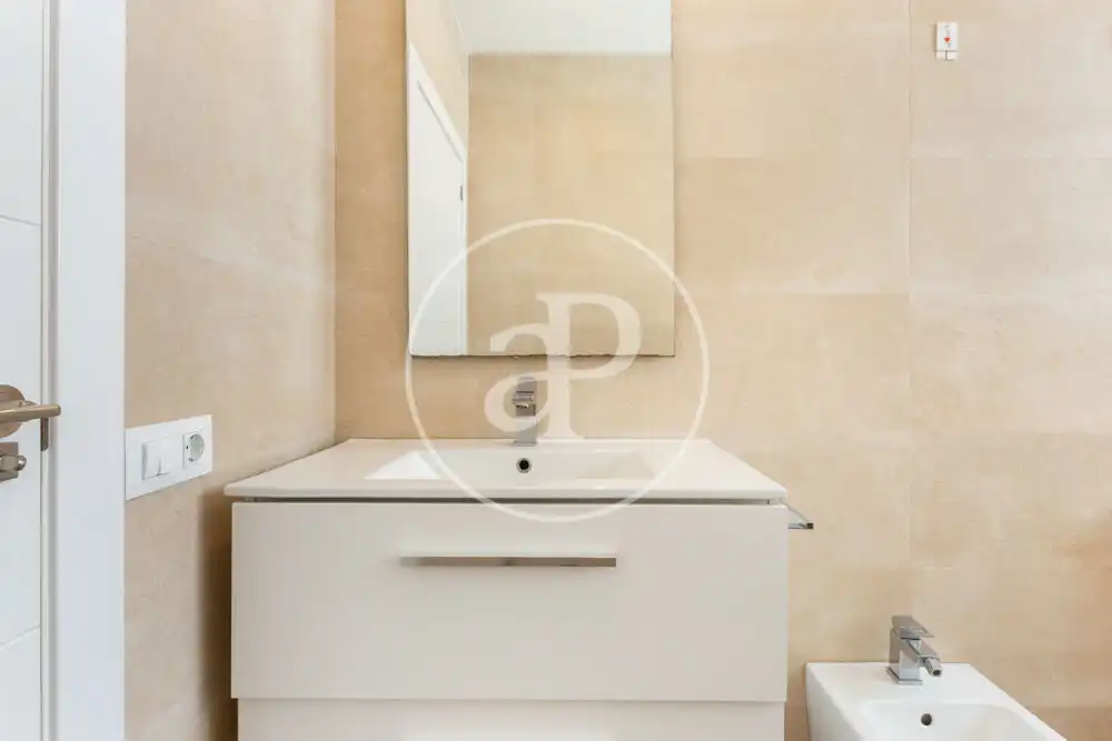 Badezimmer von Wohnung zur Miete in Valencia mit Klimaanlage, Terrasse und Abstellraum