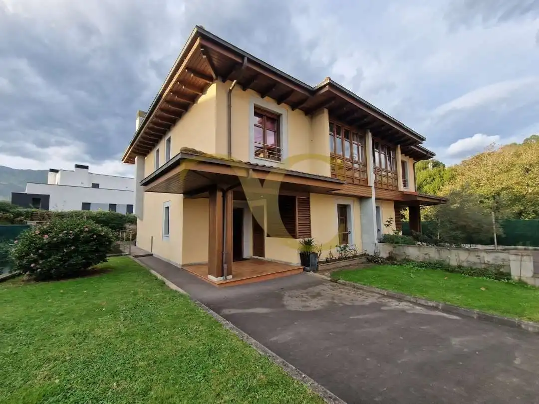 Vista exterior de Casa o xalet en venda en Llanes amb Calefacció, Jardí privat i Terrassa
