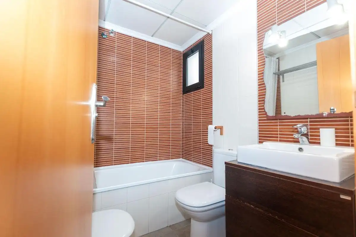 Baño de Apartamento en venta en Torrevieja con Terraza y Balcón
