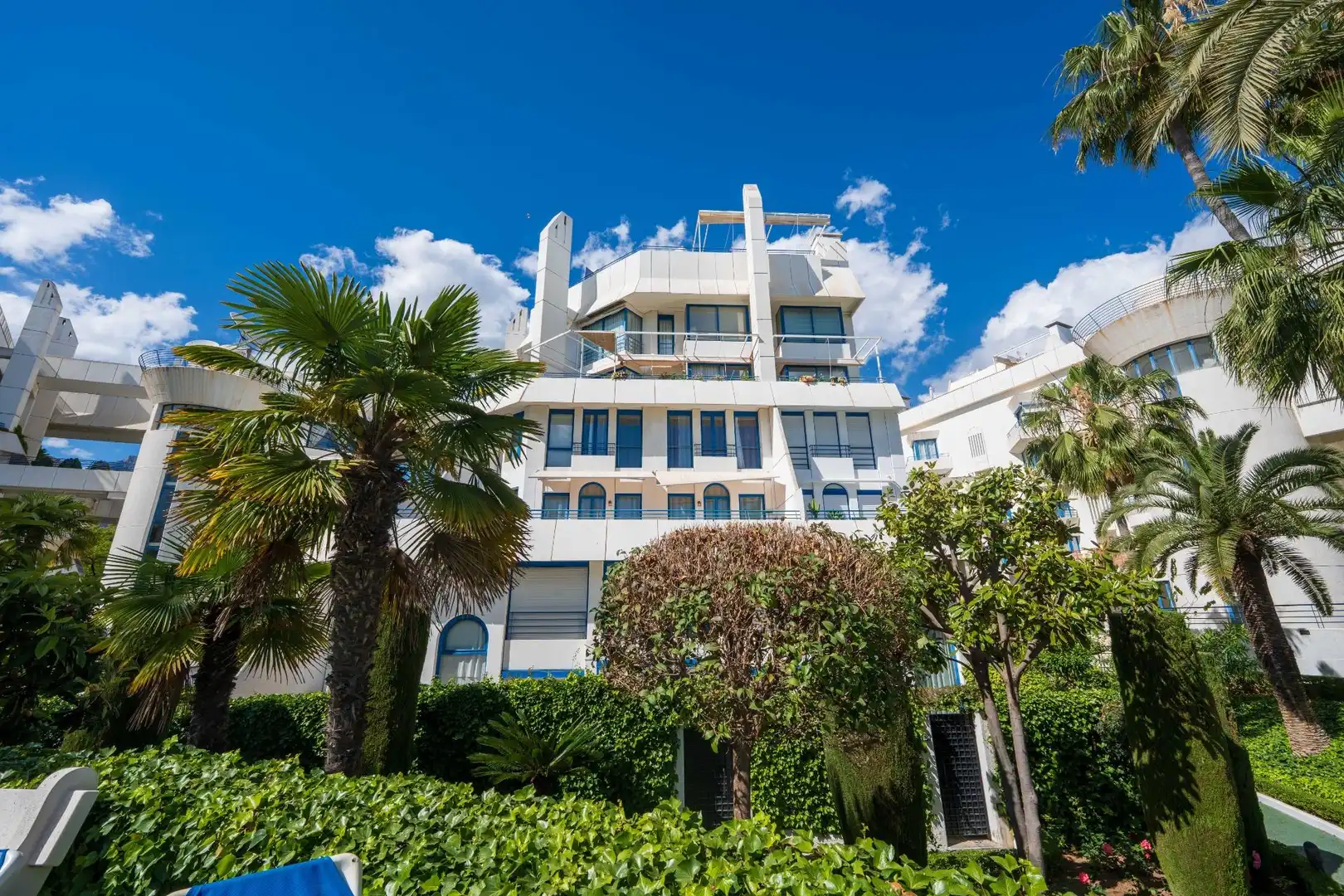 Vista exterior de Àtic en venda en Marbella amb Aire condicionat, Terrassa i Piscina