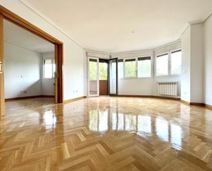 Living room of Flat to rent in  Madrid Capital  with Heating, Parquet flooring and Terrace