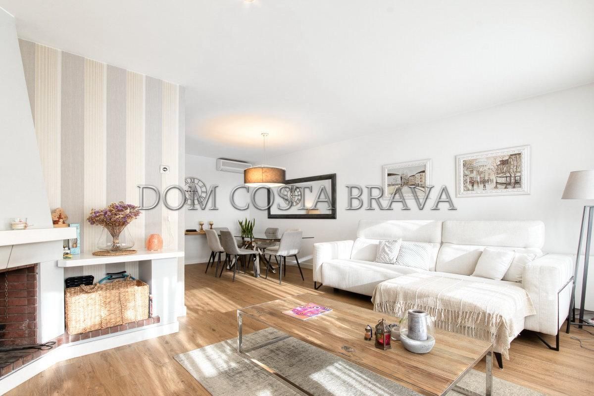 Sala d'estar de Casa adosada en venda en Sarrià de Ter amb Calefacció i Forn