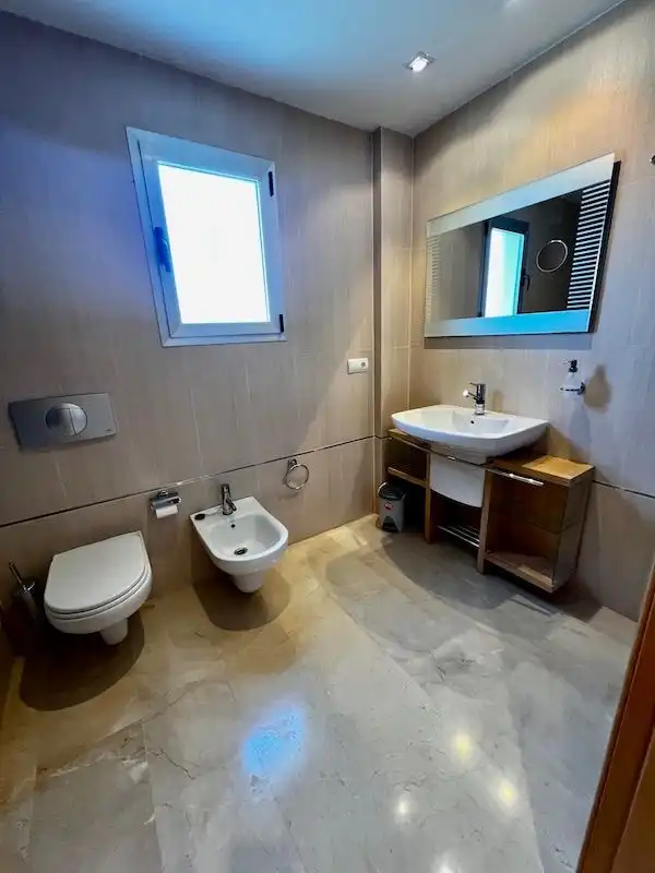 Baño de Apartamento de alquiler en Pego con Aire acondicionado, Calefacción y Terraza