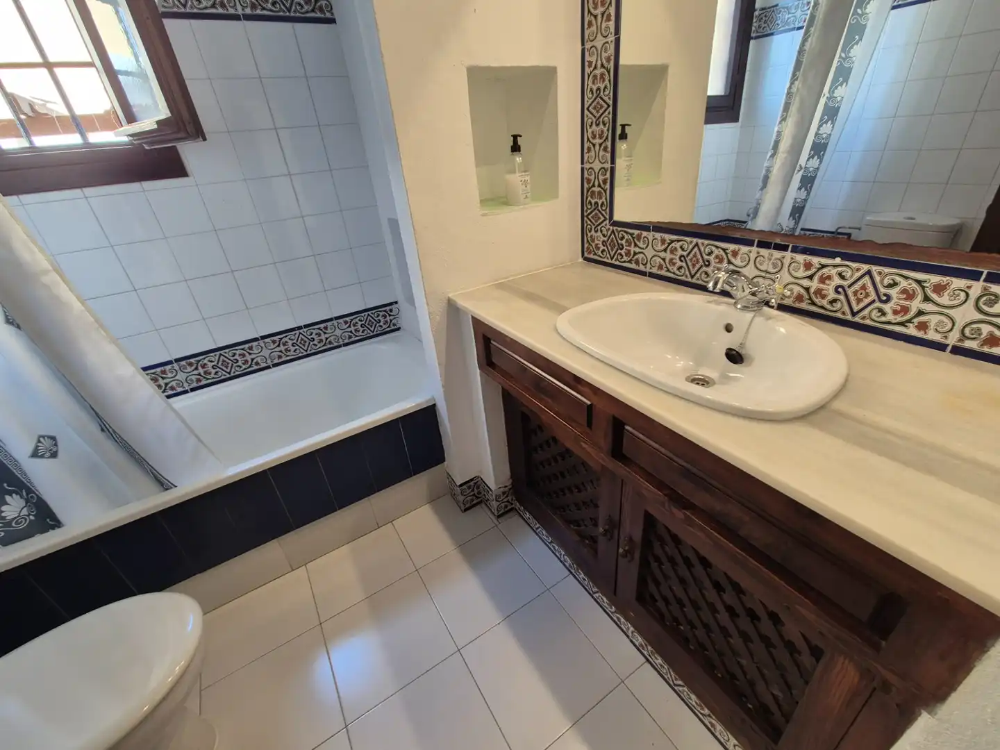 Bathroom of Ground floor for rent in Torrevieja  with Air Conditioner, Terrace and Furnished