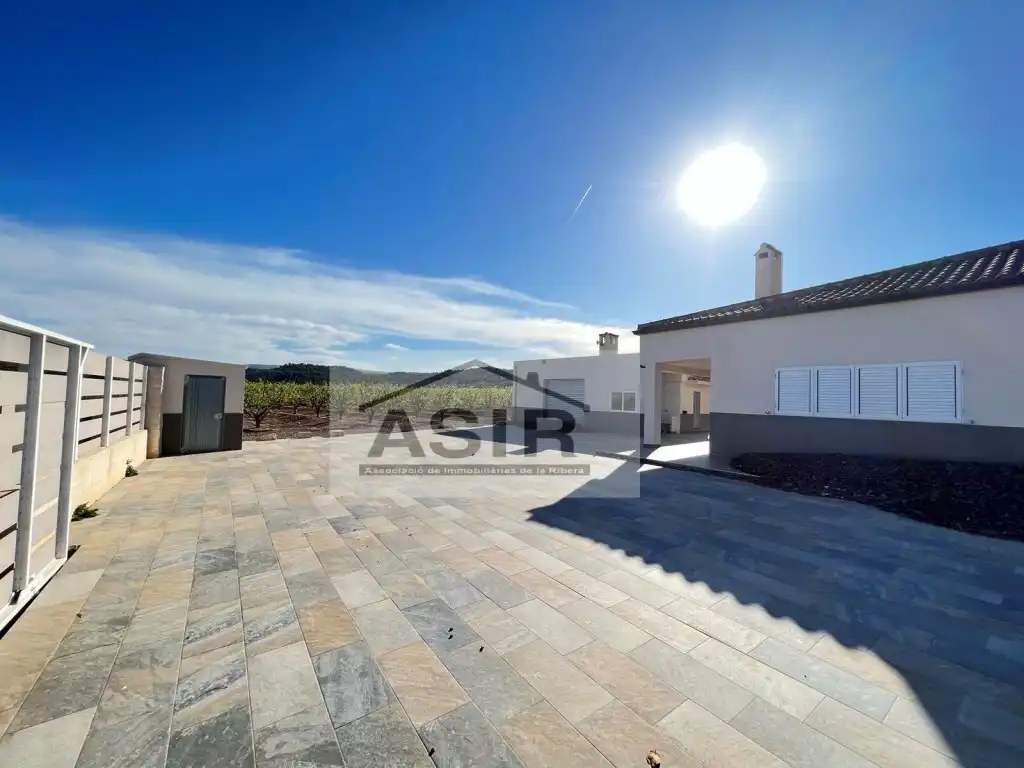 Detached house for sale in Montroi / Montroy