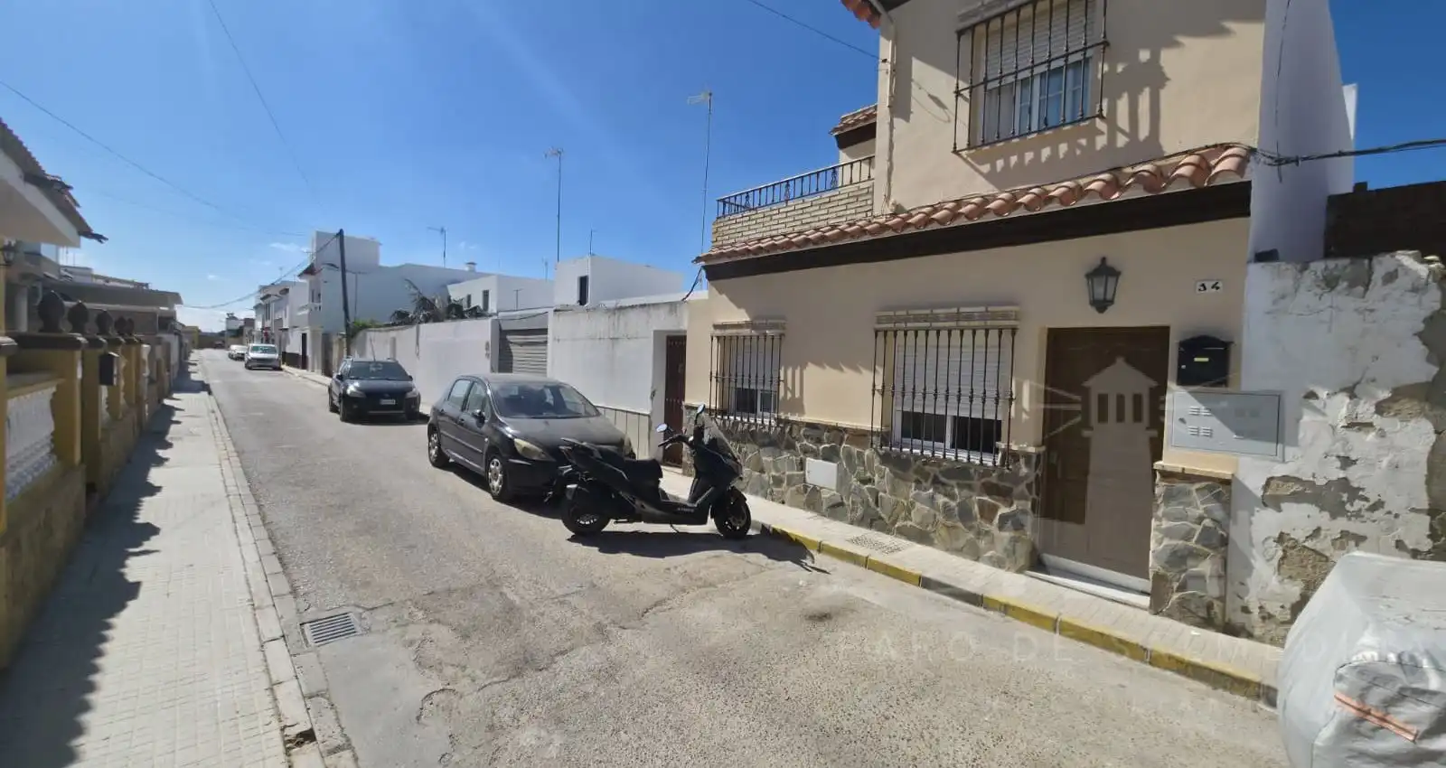 Außenansicht von Einfamilien-Reihenhaus zum Verkauf in Chipiona mit Terrasse und Möbliert