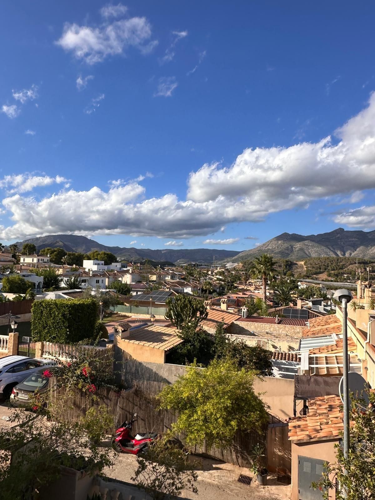 Vista exterior de Casa adosada en venda en La Nucia amb Jardí privat, Terrassa i Traster