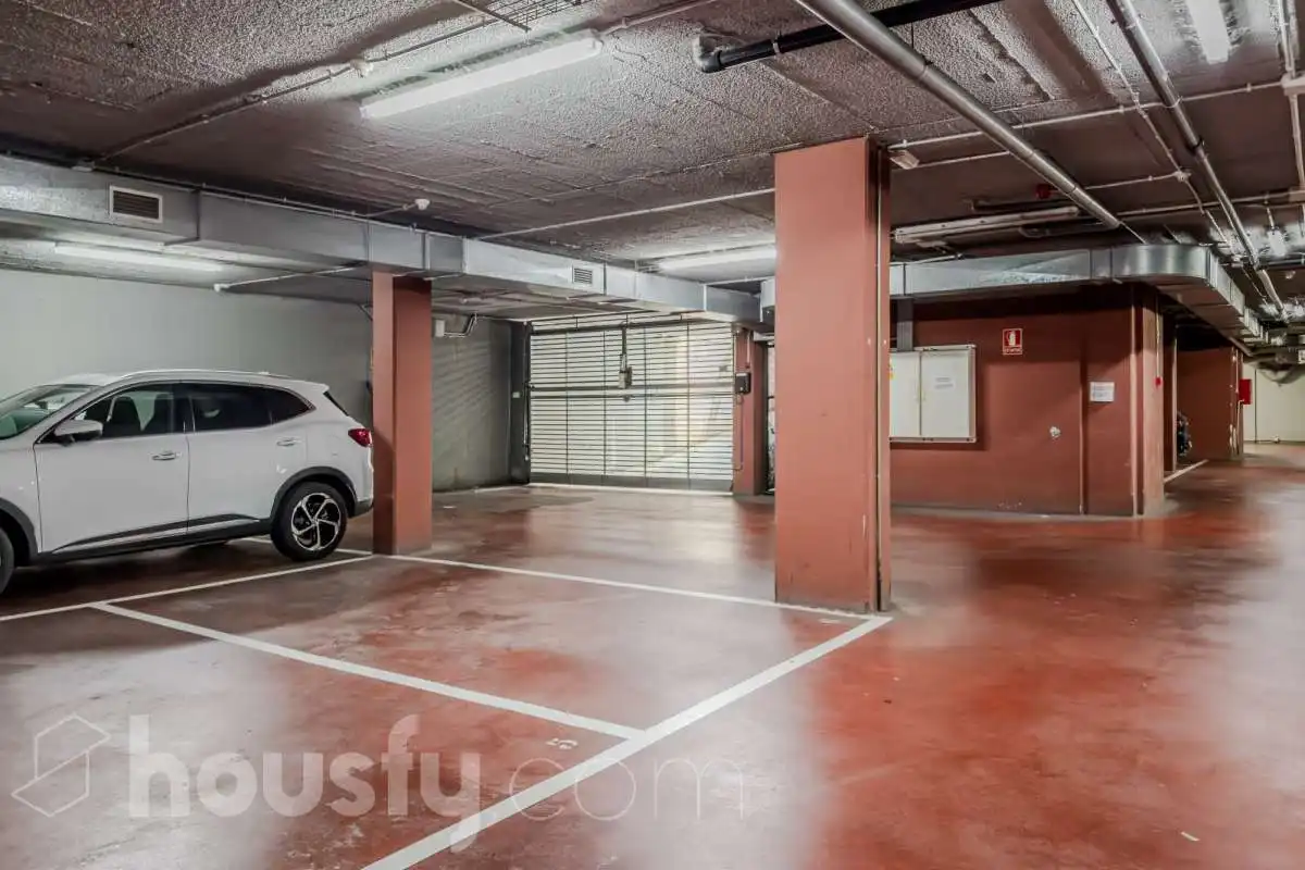 Aparcament de Pis en venda en Sant Adrià de Besòs amb Aire condicionat, Calefacció i Parquet