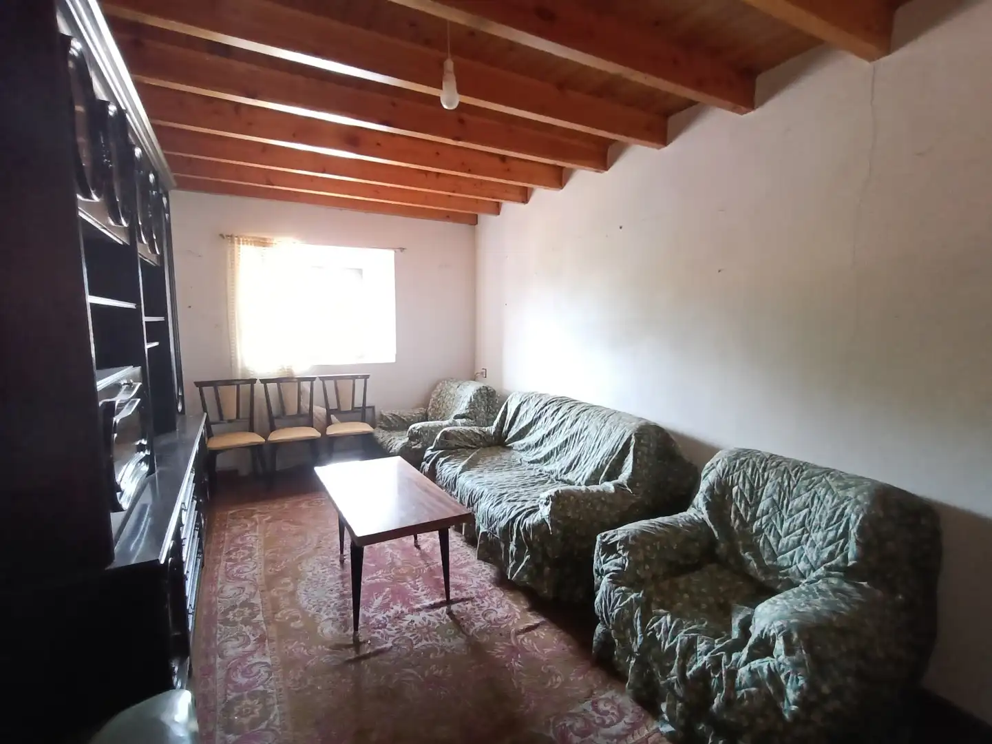 Sala d'estar de Casa adosada en venda en Valdeolea amb Jardí privat