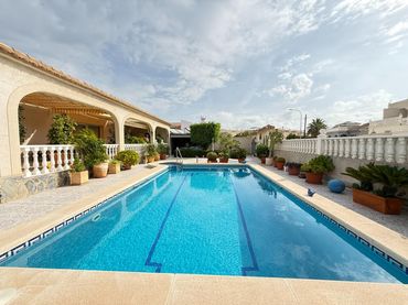 Xalet amb piscina en venda a Zona Carrefour - Urbanizaciones