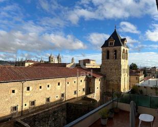 Vista exterior de Pis de lloguer en León Capital  amb Terrassa