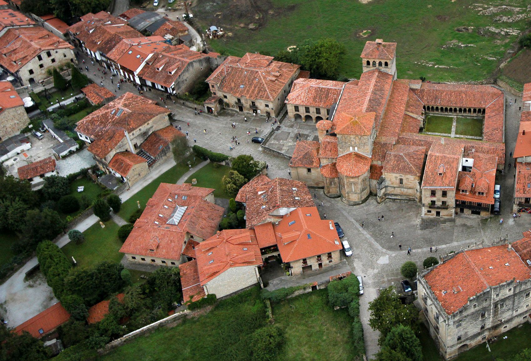 Vista exterior de Casa o xalet en venda en Santillana del Mar amb Calefacció, Jardí privat i Traster