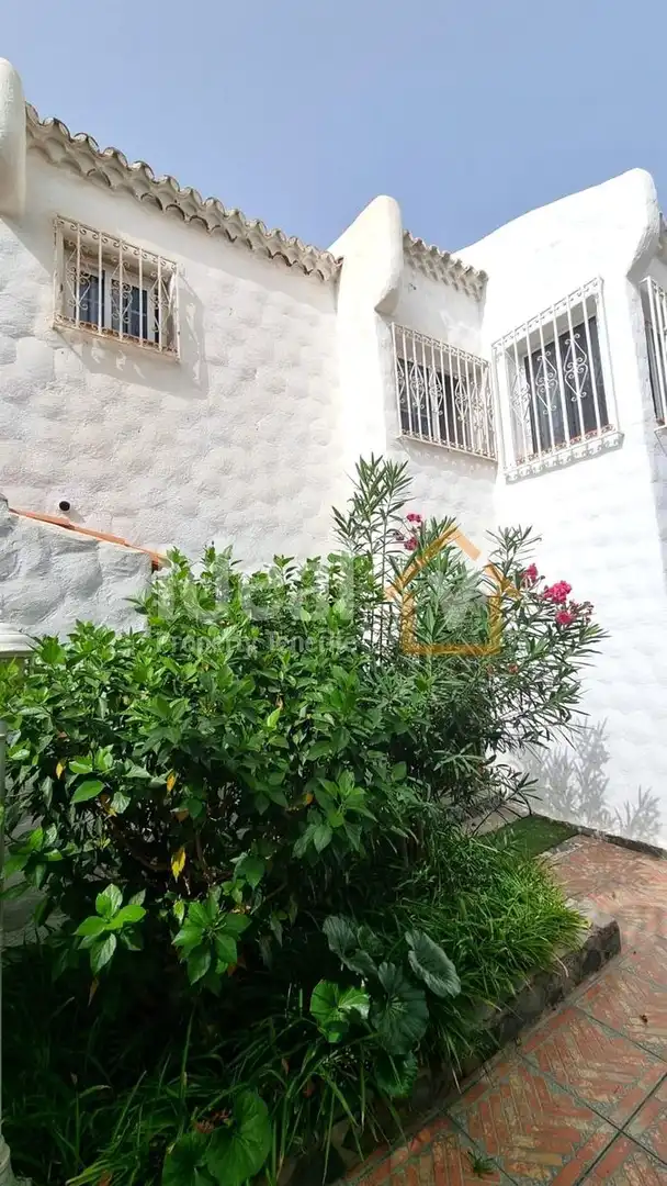 Vista exterior de Casa adosada en venda en Adeje amb Jardí privat, Terrassa i Piscina comunitària
