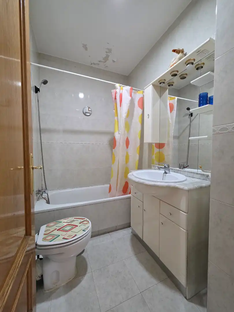 Bathroom of Flat for rent in Madrid  with Air Conditioner, Heating and Parquet flooring