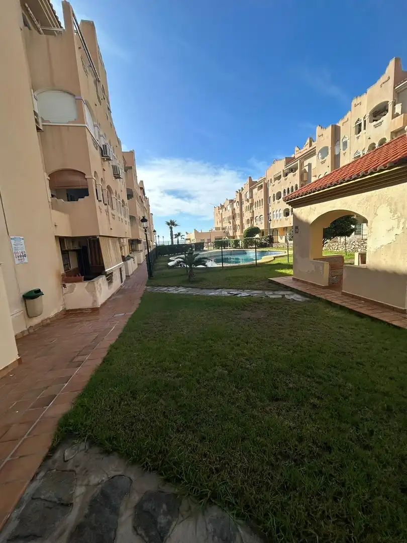 Vista exterior de Piso en venta en Almería con Aire acondicionado, Jardín privado y Piscina comunitaria