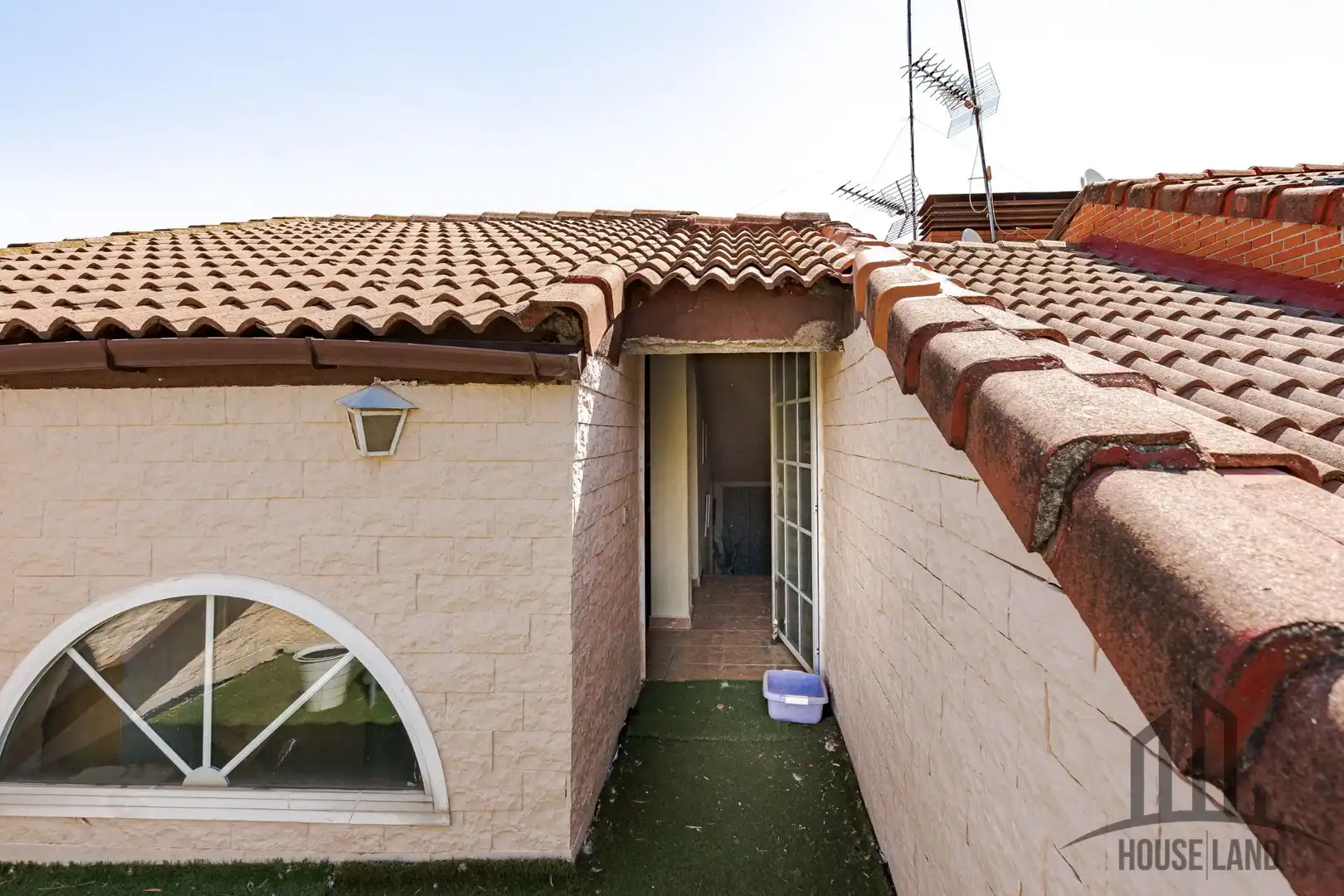 Vista exterior de Casa o xalet en venda en Valdeolmos-Alalpardo amb Calefacció, Jardí privat i Piscina