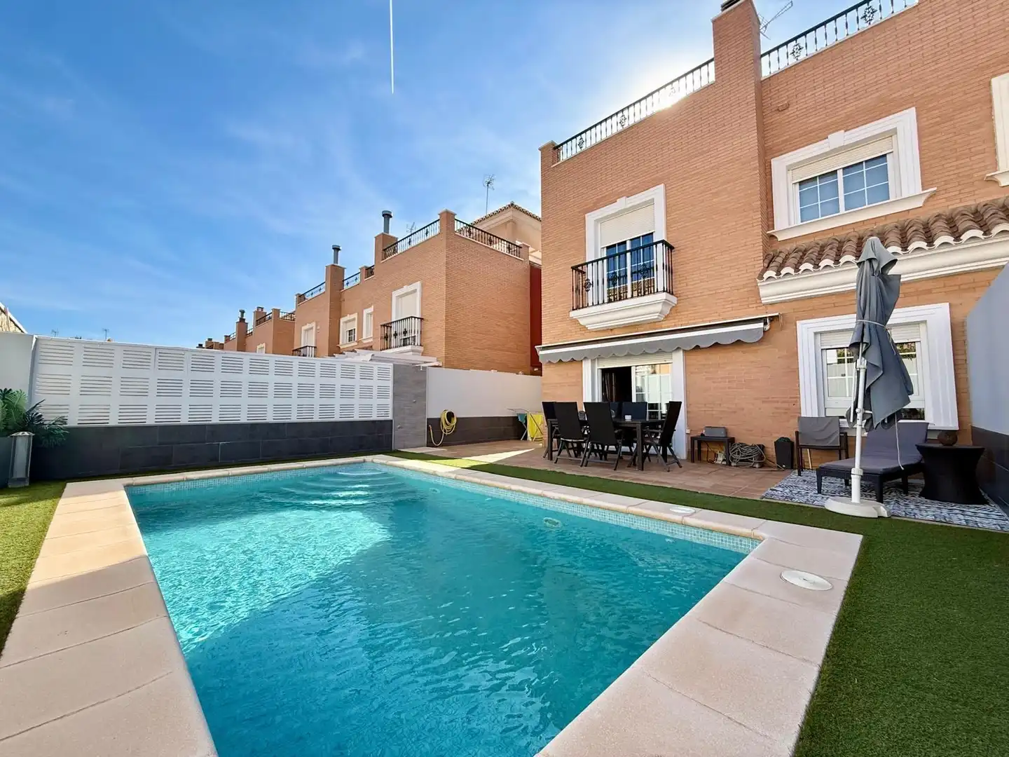 Piscina de Casa adosada en venta en Almería con Aire acondicionado, Jardín privado y Terraza