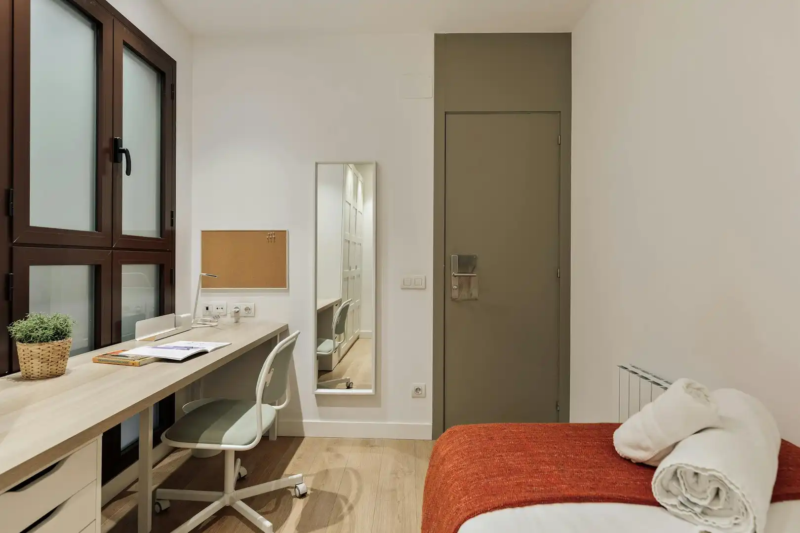 Schlafzimmer von Wohnung zur untervermieten in Barcelona mit Klimaanlage, Heizung und Möbliert