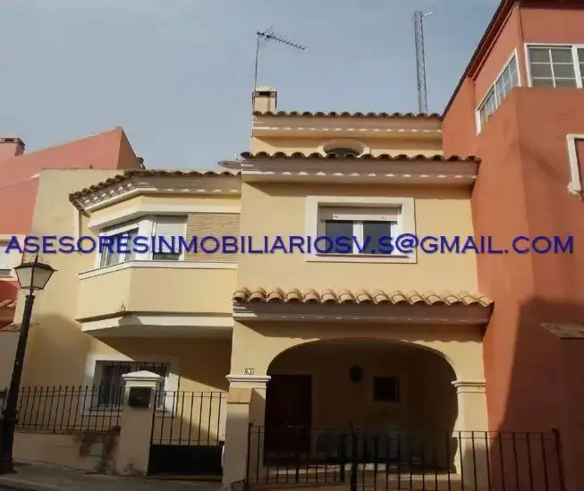 Vista exterior de Casa adosada en venda en Castilleja de Guzmán amb Piscina i Balcó