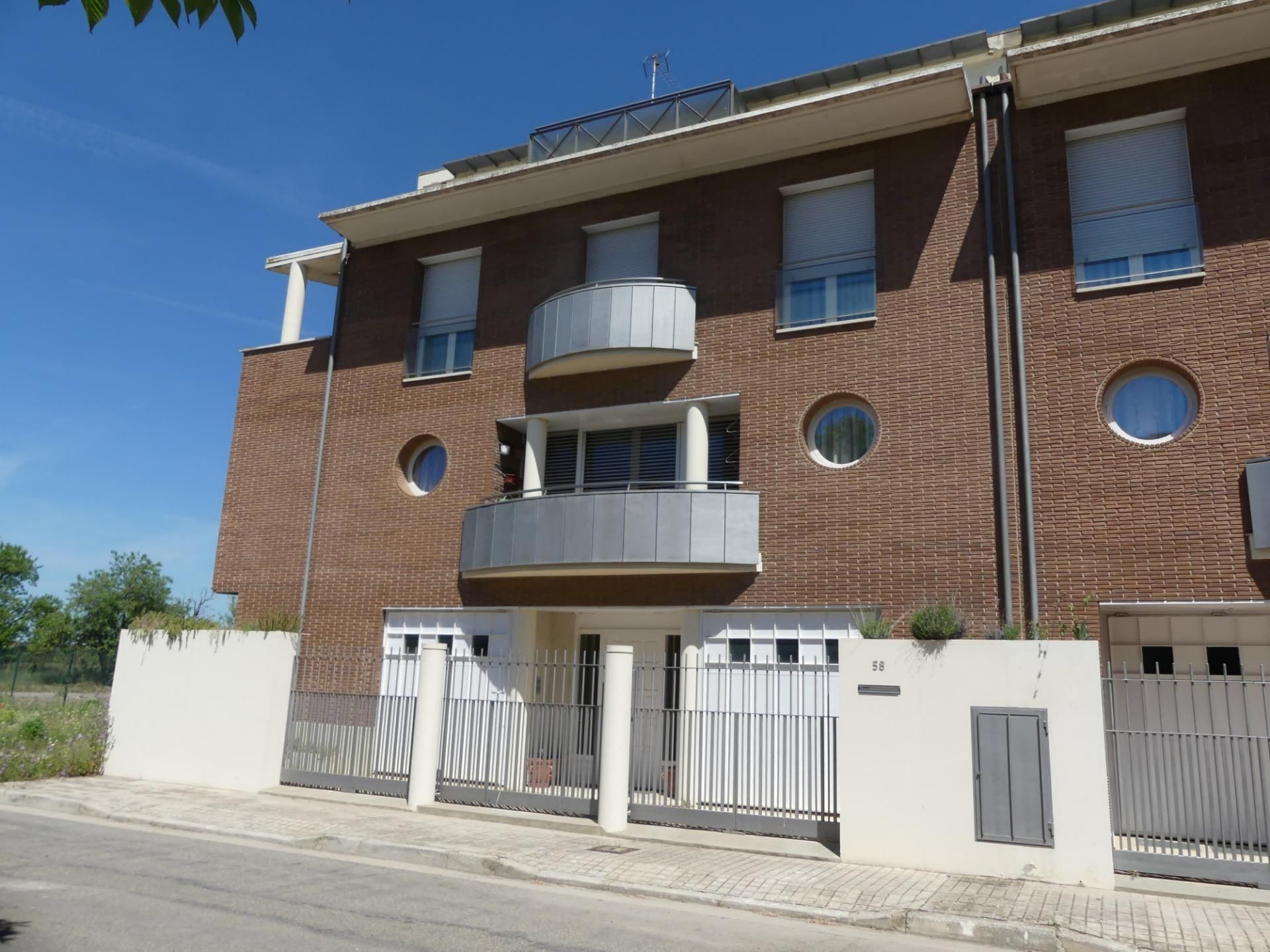 Vista exterior de Casa adosada en venda en  Huesca Capital amb Aire condicionat, Jardí privat i Terrassa