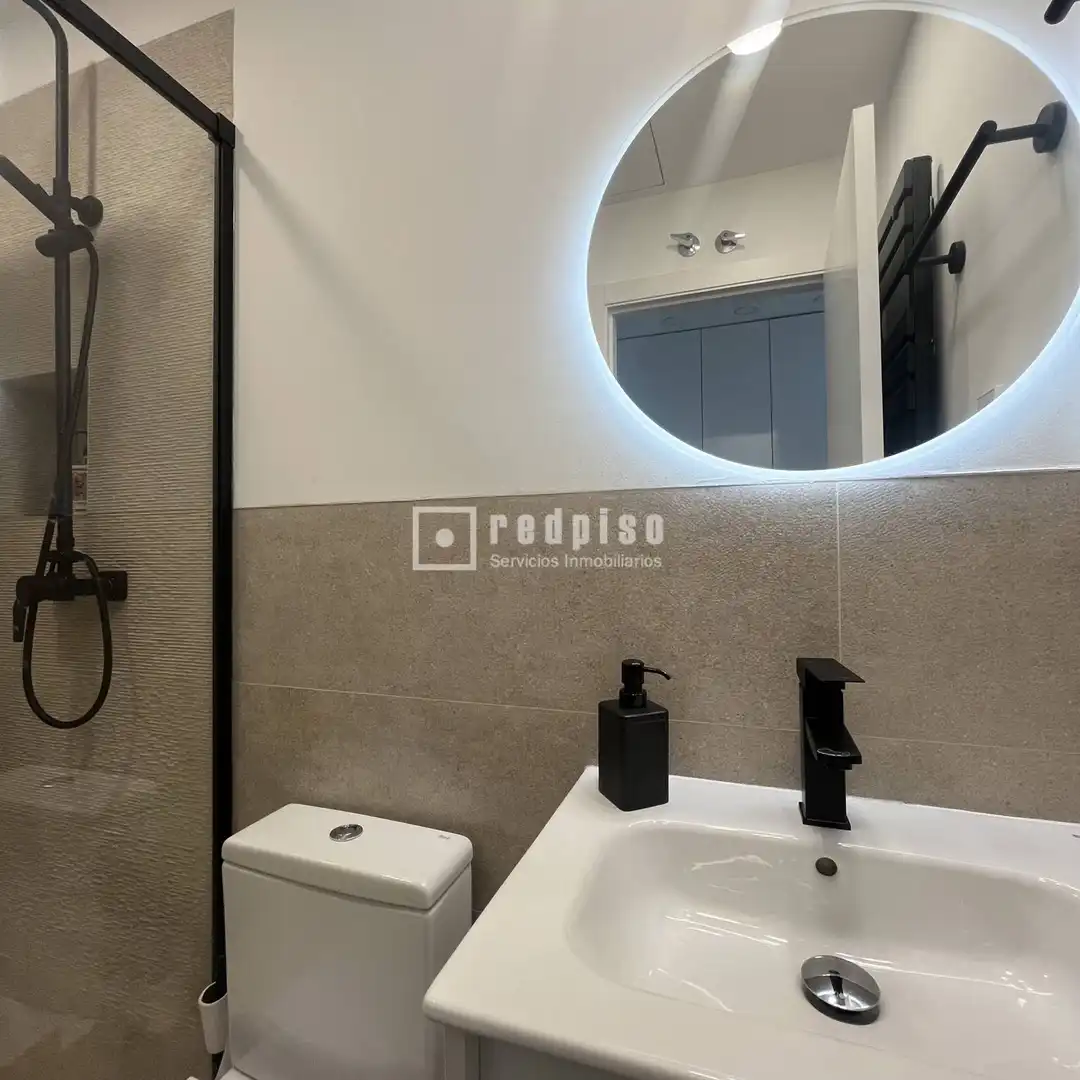 Badezimmer von Wohnung zur Miete in Madrid mit Klimaanlage, Heizung und Privatgarten
