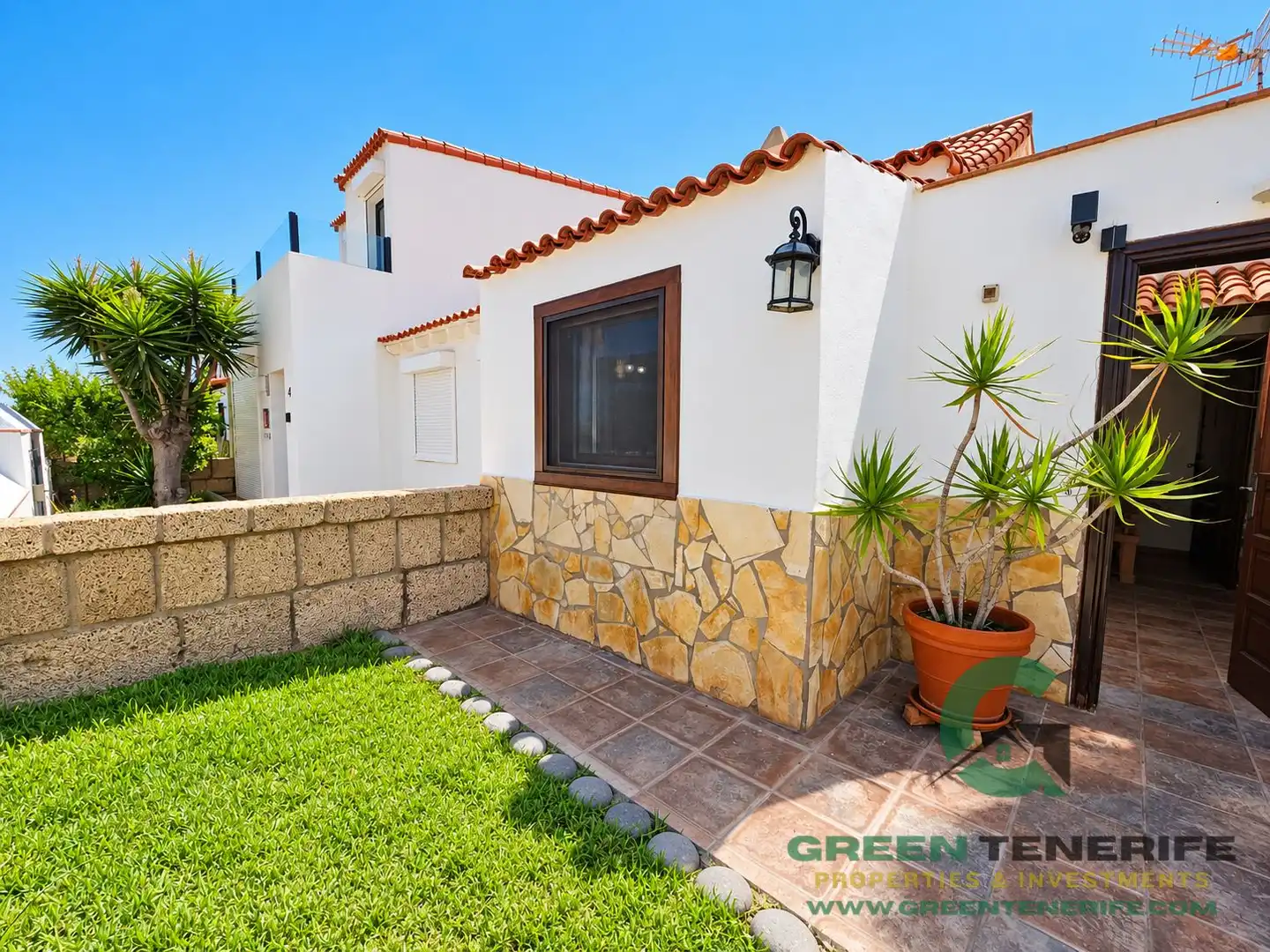 Vista exterior de Casa o xalet en venda en San Miguel de Abona amb Aire condicionat, Terrassa i Piscina