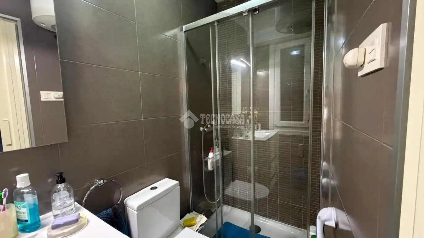 Bathroom of Flat for sale in Bilbao   with Parquet flooring and Balcony