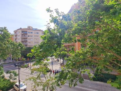 Vista exterior de Pis en venda en  Barcelona Capital amb Parquet i Forn