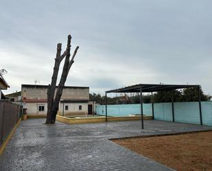 Vista exterior de Casa o xalet de lloguer en Dos Hermanas amb Jardí privat i Piscina