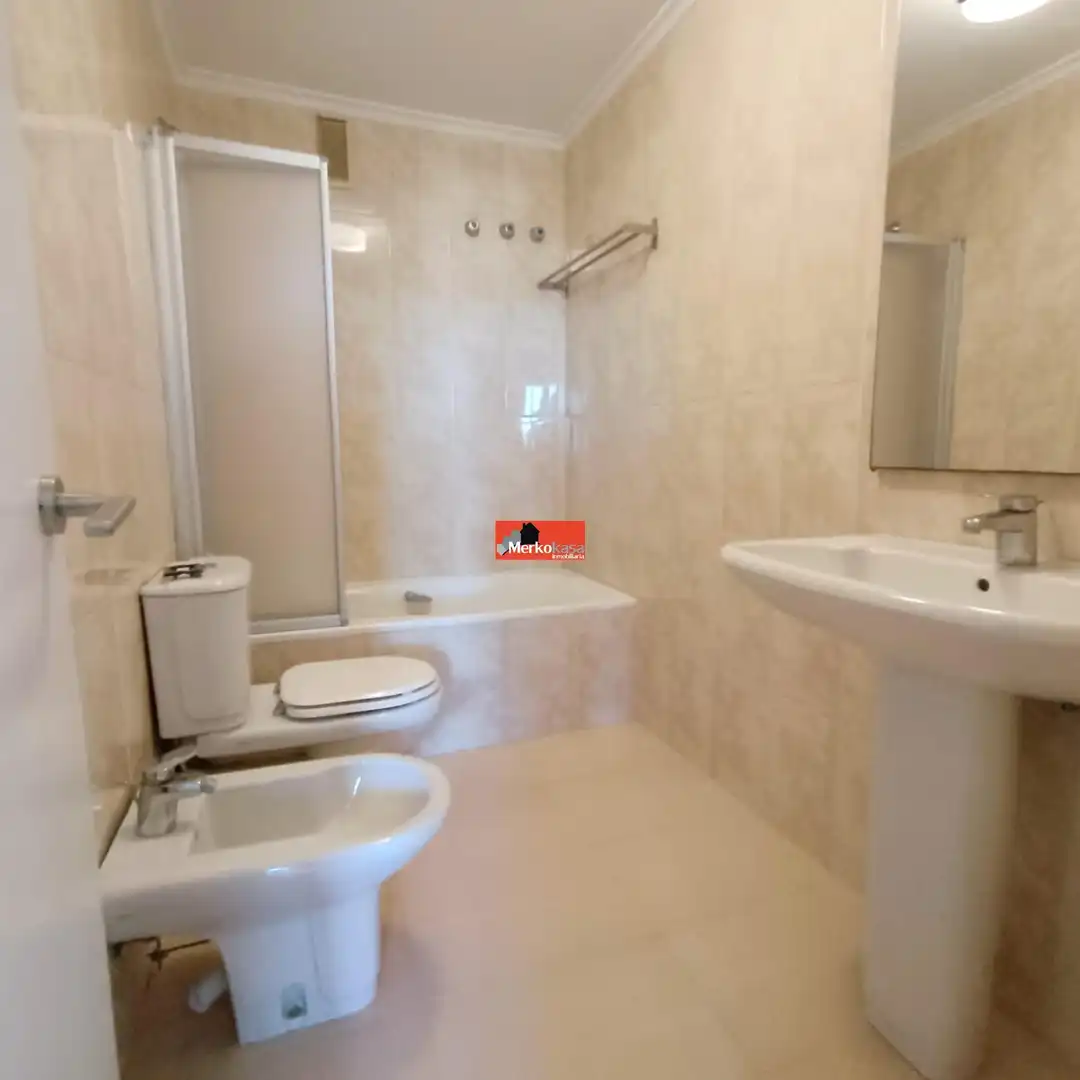 Baño de Dúplex de alquiler en Lugo con Calefacción, Terraza y Trastero