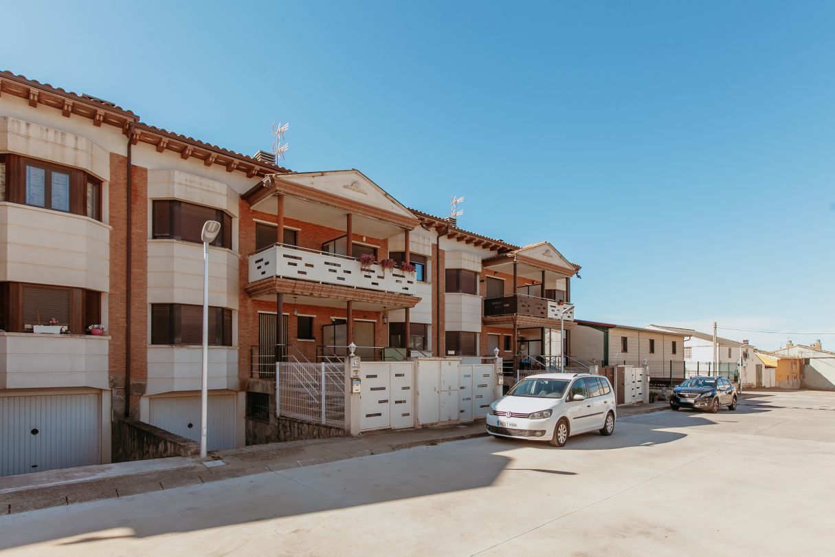 Vista exterior de Casa adosada en venda en Monflorite-Lascasas amb Calefacció, Jardí privat i Terrassa