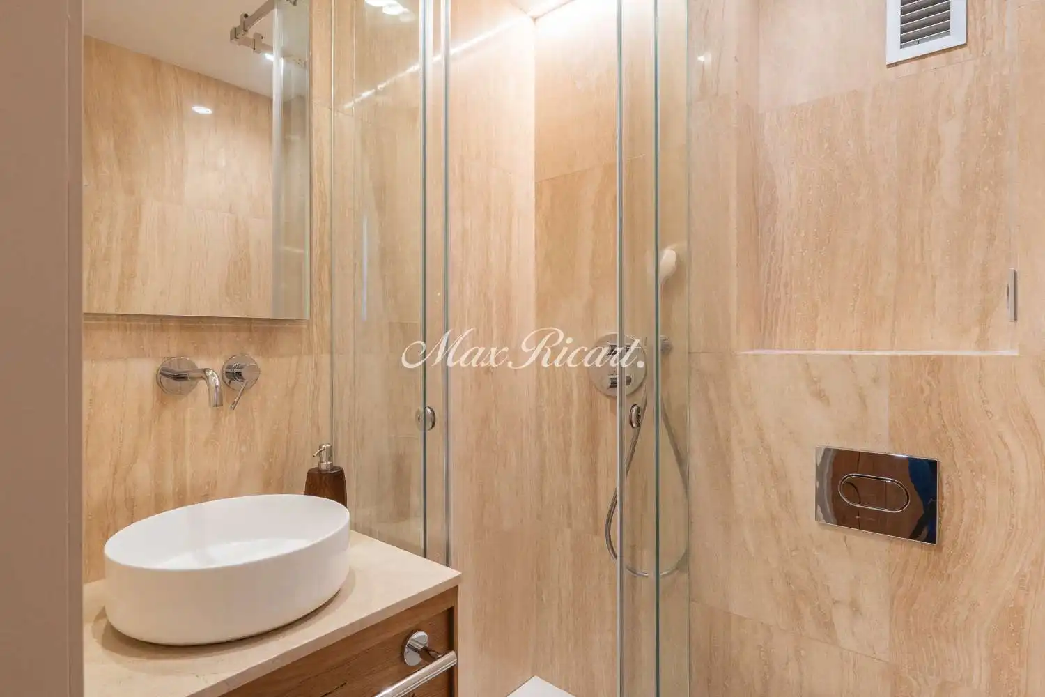 Bathroom of Attic for rent in Barcelona  with Air Conditioner, Heating and Terrace