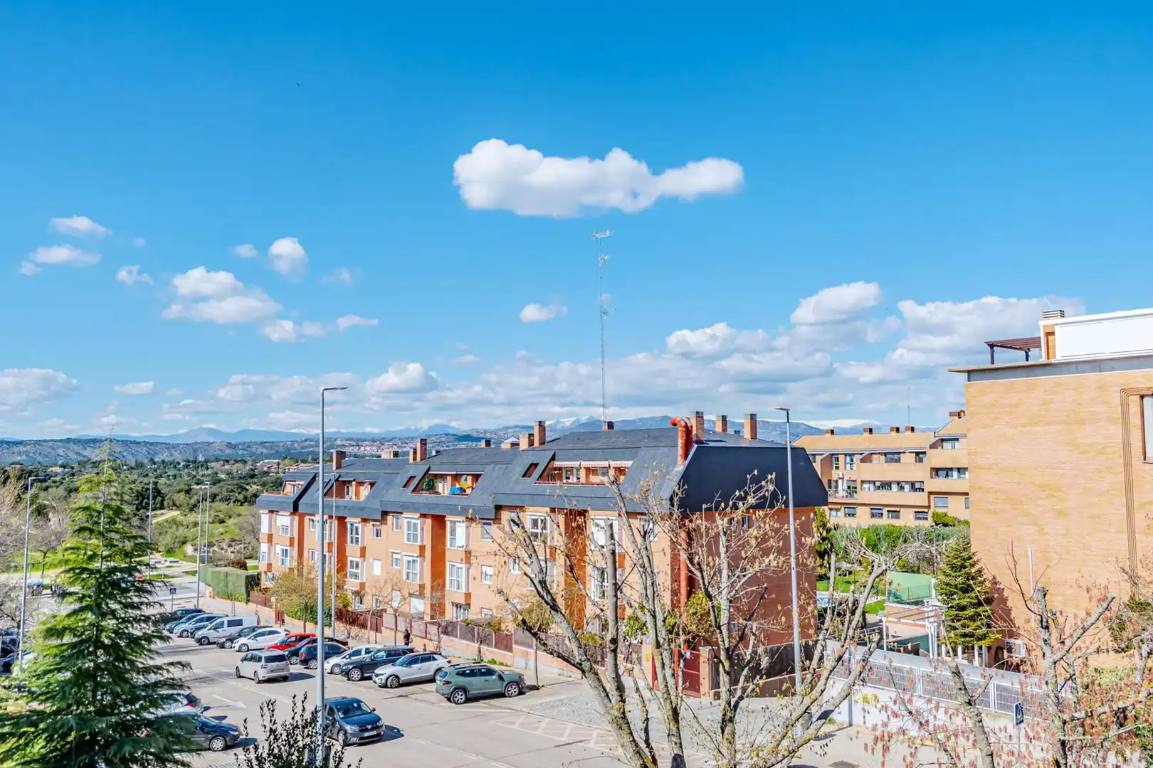 Außenansicht von Wohnung zur Miete in Las Rozas de Madrid mit Klimaanlage, Heizung und Privatgarten