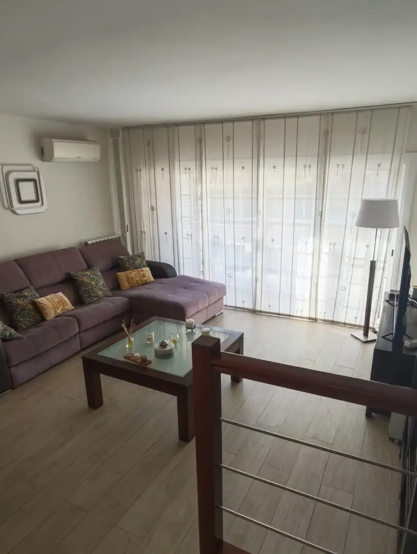 Wohnzimmer von Einfamilien-Reihenhaus zum Verkauf in Cubelles mit Klimaanlage, Heizung und Privatgarten