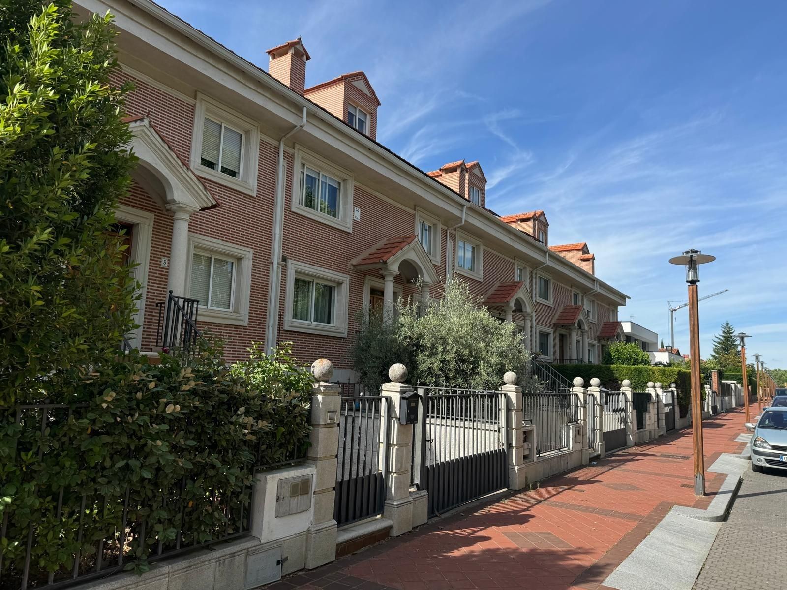 Vista exterior de Casa adosada en venda en Arroyo de la Encomienda amb Calefacció, Jardí privat i Terrassa