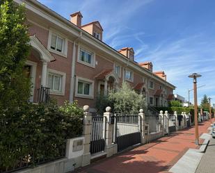 Vista exterior de Casa adosada en venda en Arroyo de la Encomienda amb Calefacció, Jardí privat i Terrassa