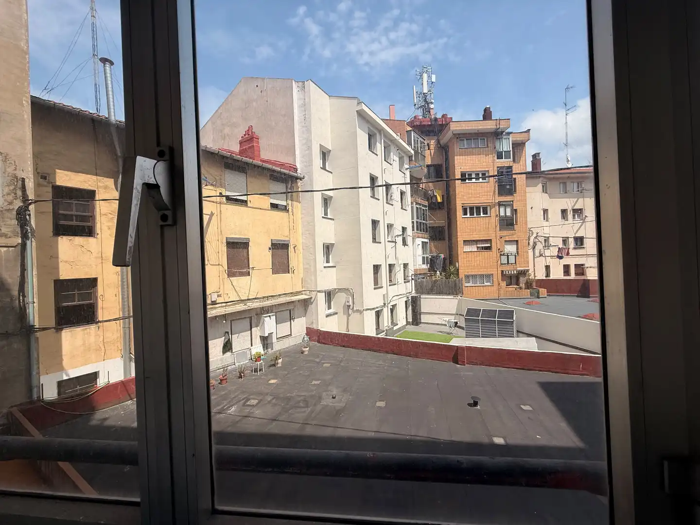 Außenansicht von Wohnung zum Verkauf in Barakaldo  mit Heizung, Abstellraum und Balkon