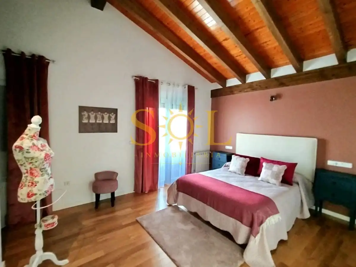 Dormitori de Casa adosada en venda en Valverde de la Virgen amb Calefacció, Jardí privat i Parquet