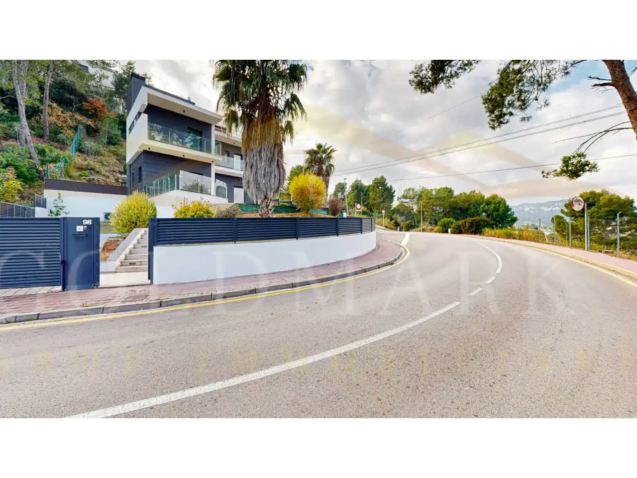 Vista exterior de Casa o xalet en venda en Corbera de Llobregat amb Aire condicionat, Calefacció i Jardí privat