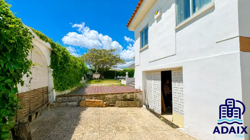 Vista exterior de Casa o xalet en venda en Bargas amb Calefacció, Terrassa i Moblat