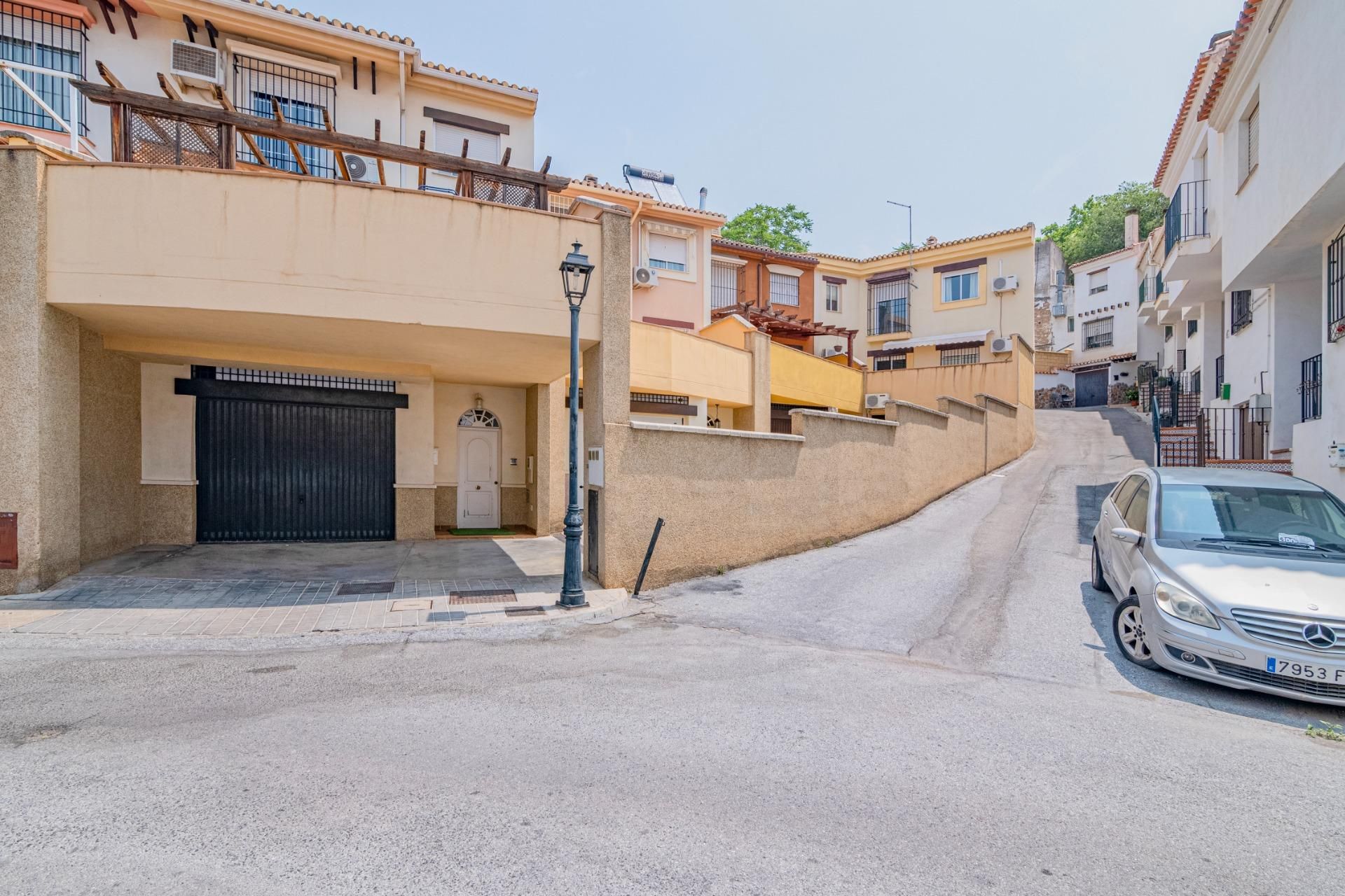 Vista exterior de Casa adosada en venda en Monachil amb Aire condicionat, Calefacció i Jardí privat