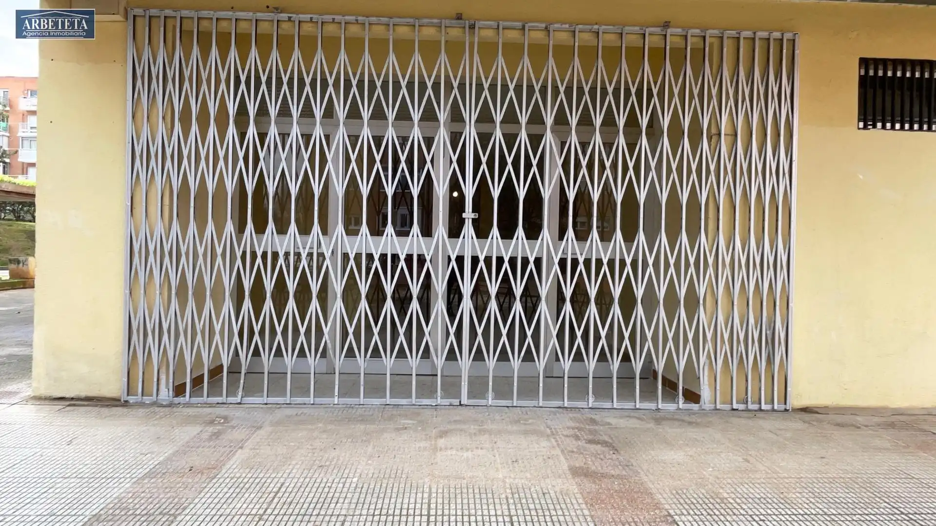Vista exterior de Local de lloguer en Guadalajara